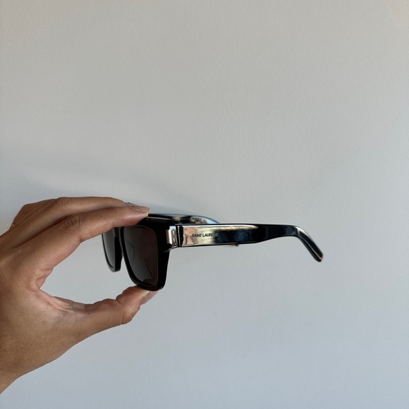 Saint Laurent Sunnies SL 469
001 51019-145 - Picture 5 of 7